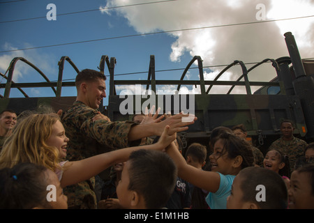 Stati Uniti Marine Corps Lance Cpl. Michael Mayberry, un generatore meccanico con un combattimento azienda logistica 36, combattere reggimento di Logistica Foto Stock