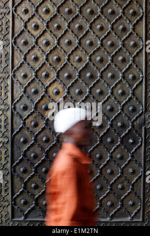 Entrando musulmano Jamma Masjid (Delhi Grande Moschea) Foto Stock