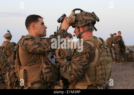 Stati Uniti Marine Corps 1Lt. Mark Robinson, sinistra, ispeziona Cpl. Ian Juarena le attrezzature presso il Camp Lemonnier, Gibuti, Dicembre 24, 2013 Foto Stock