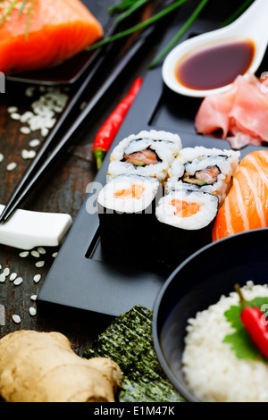 Rotoli di sushi con sushi ingredienti Foto Stock