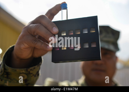 Stati Uniti Navy Chief Hospital Corpsman Emeterio Donato, il capo della medicina preventiva team per il Camp Lemonnier?s expeditionary Foto Stock