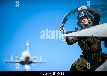 Stati Uniti Marine Corps Cpl. Michael Mathisen, con marine Fighter Attack Squadron (VMFA) 312, pulisce la tettoia di un F/A-18C Hornet Foto Stock