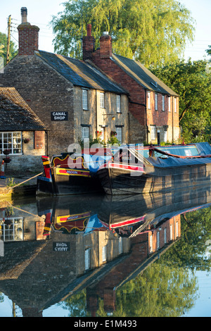 Narrowboats sul Grand Union Canal at Stoke Bruerne nelle prime ore del mattino. Northamptonshire. Inghilterra Foto Stock