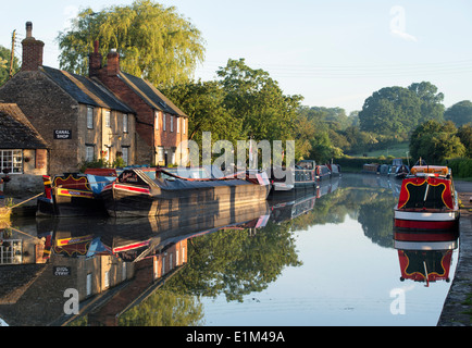 Narrowboats sul Grand Union Canal at Stoke Bruerne nelle prime ore del mattino. Northamptonshire. Inghilterra Foto Stock