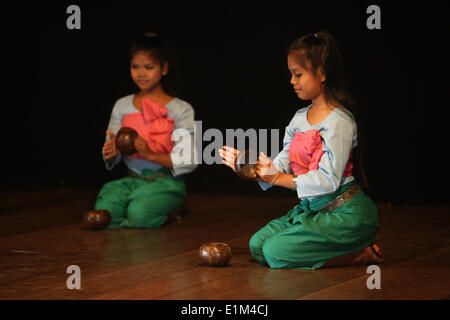 Giovani danzatori di eseguire la tradizionale danza khmer. Foto Stock