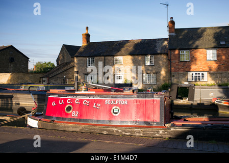 Narrowboats sul Grand Union Canal at Stoke Bruerne nelle prime ore del mattino. Northamptonshire. Inghilterra Foto Stock