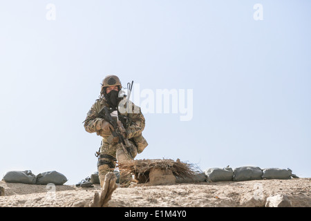 Un U.S. Esercito Forze Speciali soldato con Combined Joint Special Operations Task Force-Afghanistan si muove attraverso il tetto di una Foto Stock