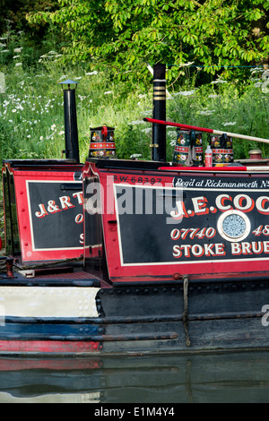 Narrowboats sul Grand Union Canal at Stoke Bruerne nelle prime ore del mattino. Northamptonshire. Inghilterra Foto Stock