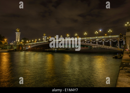Pont Alexandre III di notte a Parigi, Francia Foto Stock