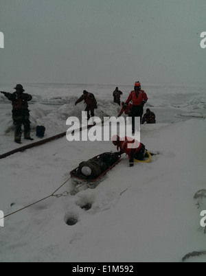 Stati Uniti Coast Guard i membri dell'equipaggio assegnati alla stazione Calumet Porto e i soccorritori del Chicago Fire Department il salvataggio di un Foto Stock