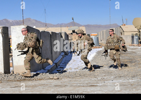 Stati Uniti Soldati con Bravo Company, 1° Battaglione, XXXII Reggimento di Fanteria, 3° Brigata Team di combattimento, decimo Montagna divisione scramb Foto Stock