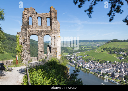 La rovina del castello di Grevenburg vista aerea a Traben Trarbach lungo il fiume Mosella in Germania Foto Stock