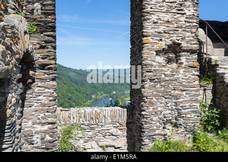 La rovina del castello di Grevenburg vista aerea a Traben Trarbach lungo il fiume Mosella in Germania Foto Stock