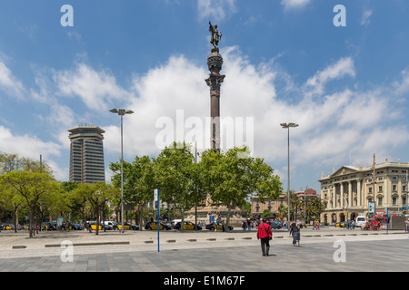 Barcellona, Spagna - 13 Maggio: Placa del Portal de la Pau con turisti e la statua di Colombo, il 13 maggio 2013 vicino al porto o Foto Stock