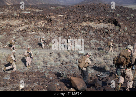 Stati Uniti Marines assegnato al battaglione di team di atterraggio, 1° Battaglione, 4° Reggimento Marine, xiii Marine Expeditionary Unit patrol duri Foto Stock