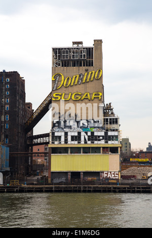 Domino fabbrica di zucchero visto dall'East River, NYC Foto Stock