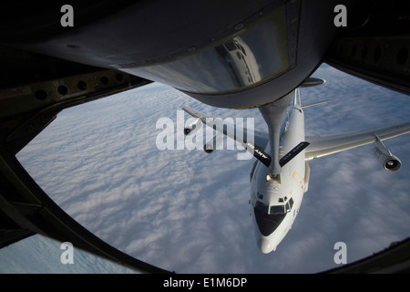 Un U.S. Air Force KC-135 Stratotanker aeromobili, top, assegnato al 340 Expeditionary Air Refuelling Squadron, refuels una NATO Foto Stock