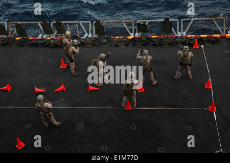 Stati Uniti Marines assegnato al plotone di ricognizione, battaglione atterraggio squadra, 1° Battaglione, 4° Reggimento Marine, xiii Expedi Marine Foto Stock