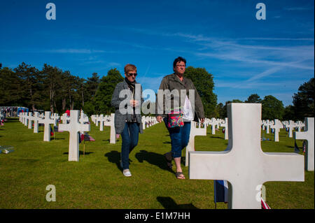 Colleville, Normandia, Francia. Il 6 giugno, D-Giorno Anniversario americano cimitero militare, i turisti in visita a 'Guerra Mondiale II' cimitero Foto Stock