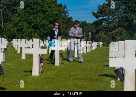 Colleville, Normandia, Francia. 6 giugno, D-Day Anniversary Cimitero militare americano, turisti in visita 'seconda Guerra Mondiale' Cimitero, non dimenticare mai Foto Stock