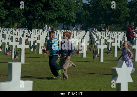 Colleville, Normandia, Francia. Il 6 giugno, D-Giorno Anniversario, American cimitero militare, i turisti in visita a 'Guerra Mondiale II' cimitero Foto Stock