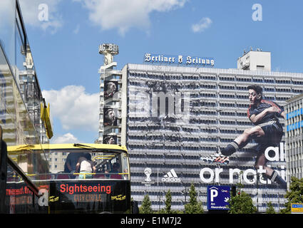 Berlino, Germania. Il 6 giugno, 2014. Giocatore di calcio Mesut Ozil è sulla facciata di un editore della costruzione presso Alexanderplatz di Berlino, Germania, 06 giugno 2014. Produttore di abbigliamento sportivo Adidas ha messo la pubblicità su tutta la facciata dell'edificio. Foto: Jens KALAENE/dpa/Alamy Live News Foto Stock