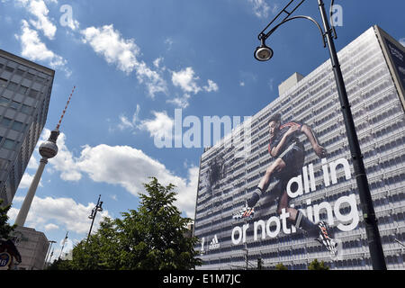 Berlino, Germania. Il 6 giugno, 2014. Giocatore di calcio Mesut Ozil è sulla facciata di un editore della costruzione presso Alexanderplatz di Berlino, Germania, 06 giugno 2014. Produttore di abbigliamento sportivo Adidas ha messo la pubblicità su tutta la facciata dell'edificio. Foto: Jens KALAENE/dpa/Alamy Live News Foto Stock