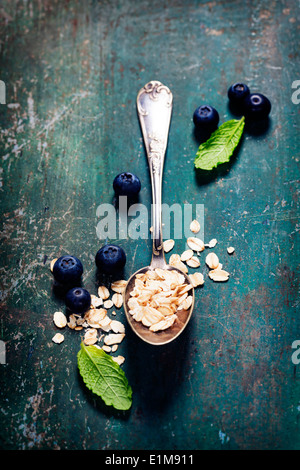 Una sana prima colazione.Oat sfaldarsi, frutti di bosco e latte fresco. La salute e la dieta concetto Foto Stock