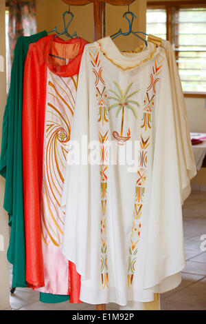 Sacerdote indumento fabbricato a Akepe monastero cattolico Foto Stock