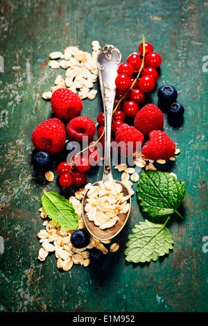 Una sana prima colazione.Oat sfaldarsi, frutti di bosco e latte fresco. La salute e la dieta concetto Foto Stock