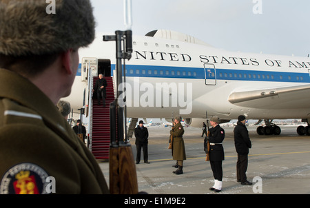 Stati Uniti Il Segretario della Difesa Chuck Hagel arriva in aereoporto Chopin di Varsavia, Polonia, Gennaio 30, 2014. (DoD foto di Sgt. Aaron Host Foto Stock