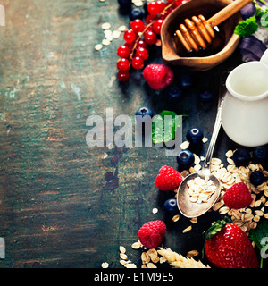 Una sana prima colazione.Oat sfaldarsi, frutti di bosco e latte fresco. La salute e la dieta concetto Foto Stock