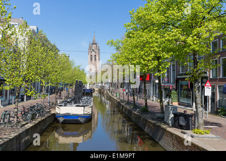 DELFT, Paesi Bassi - 16 aprile: Townscape con persone sconosciute dal centro di Delft con un canale e storica città vecchia hou Foto Stock