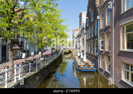 DELFT, Paesi Bassi - aprile 16:Townscape con sconosciuto da pedonale del centro di Delft con un canale e storica città vecchia Foto Stock