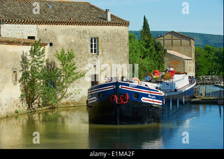 France, Languedoc-Roussillon, Aude (11), il Canal du Midi, serratura di Trebes, barge hotel Alegria Foto Stock
