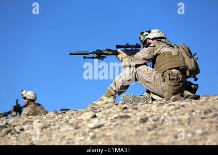 Stati Uniti Marines con Charlie Company, 1° Battaglione, 9° Reggimento Marine fornire protezione durante una pattuglia vicino Patrol Base Boldak Foto Stock