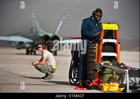 Stati Uniti Air Force Staff Sgt. Tyrin Rush, diritto, un capo equipaggio con il 366 Manutenzione aeromobili squadrone, guarda a un tecnico o Foto Stock