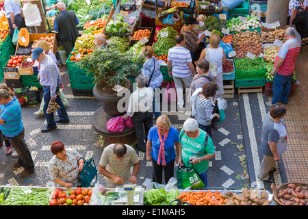 FUNCHAL, Portogallo - 02 Maggio: sconosciuto di persone che visitano il mercato ortofrutticolo del famoso Mercado dos Lavradores su maggio 02, 2014 a Foto Stock