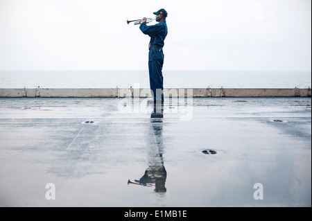 Stati Uniti Marina di Boatswain mate 1. Classe Timoteo Lumpkin pratiche di rubinetti di riproduzione sul velivolo ascensore della portaerei US Foto Stock