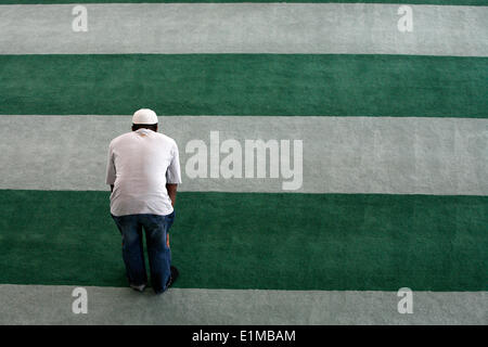 La preghiera del venerdì a Baitul Futuh mosque Foto Stock