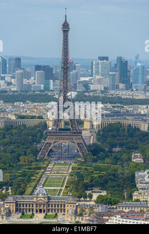 Vista aerea della Torre Eiffel e il quartiere degli affari della Defense preso dalla torre di Montparnasse di Parigi, Francia Foto Stock