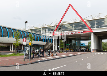 AMSTERDAM, Paesi Bassi - 23 Maggio: i viaggiatori sono in attesa ad una fermata nei pressi del Dutch stazione ferroviaria Duivendrecht il 23 maggio Foto Stock