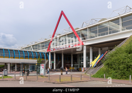 AMSTERDAM, Paesi Bassi - 23 Maggio: viaggiatori vicino l'olandese stazione ferroviaria Duivendrecht il 23 maggio 2014 in Amsterdam, Ne Foto Stock