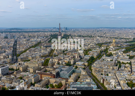 Vista aerea di Parigi preso dalla torre di Montparnasse, si possono vedere diversi monumenti tra cui la Torre Eiffel. Foto Stock