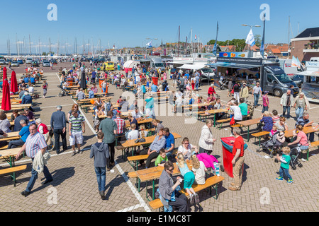 URK, Paesi Bassi - 31 Maggio: i turisti in visita a una tariffa locale e mangiare pesce durante i giorni di pesca di Urk il 31 maggio 2014 a Foto Stock