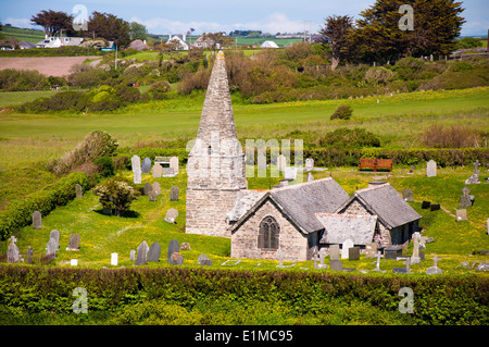 Trebetherick Daymer Cornwall Inghilterra England Regno Unito. Chiesa di St Enodoc Saint situato sopra le dune di sabbia della baia di Daymer. Luogo di sepoltura del poeta Laureate, Sir John Betjeman. Foto Stock