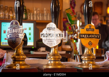 Saint St Austell birre reali sulla maniglia in un pub di Cornovaglia Foto Stock