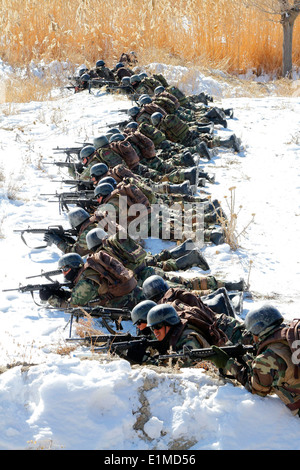 Esercito Nazionale Afghano commando reclute fornire protezione durante l'attesa per i compagni di reclute per terminare un culmine esercizio in C Foto Stock