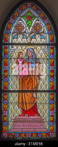 TRNAVA, Slovacchia - 3 Marzo 2014: Saint Ann dal vetro di finestra di st. Helen chiesa da 19. cento. Foto Stock