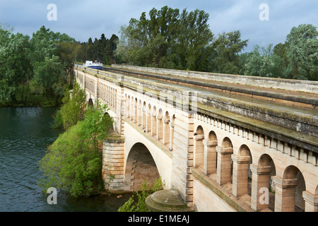 Francia, dipartimento di Herault, ponte sul canale di Beziers, il Canal du Midi Foto Stock